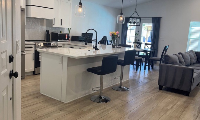 Mira Loma Casa | Home Away from Home 6 beds