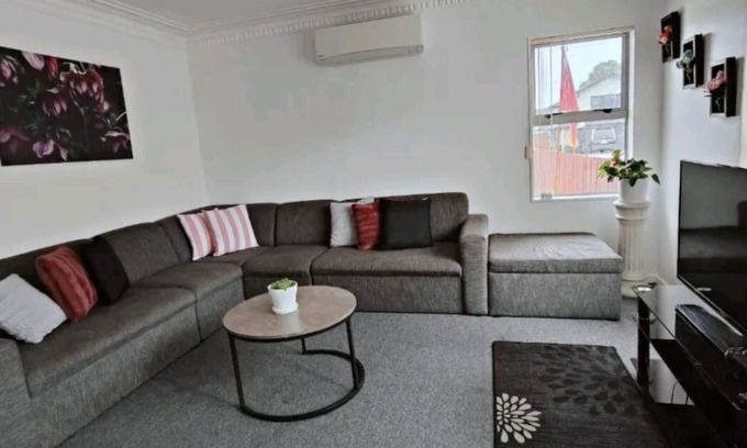 Papatoetoe Casa | Home close to Amenities and Airport