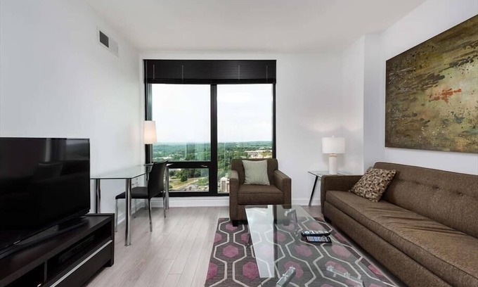 Reston Apartamento | Home Depot mins away | Onsite Movie Theater | Reston Town Center