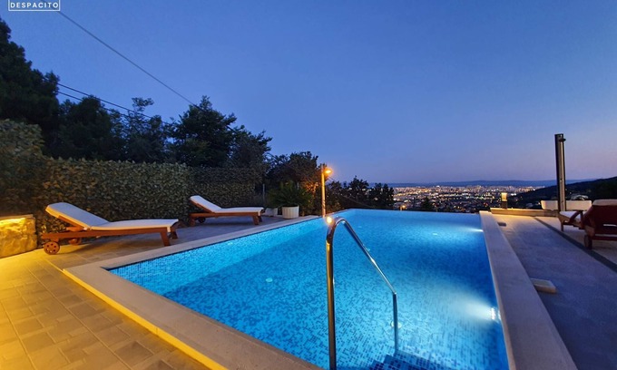 Klis Villa | Villa de lujo Despacito con piscina y vista espectacular.