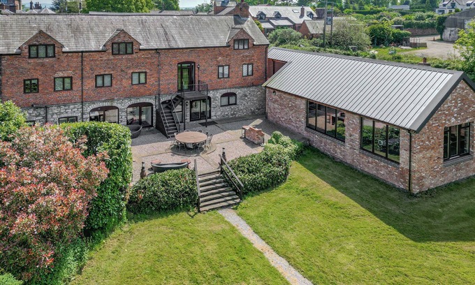 Saint Asaph Cabaña | HOME FARM, pet friendly, character holiday cottage in St Asaph