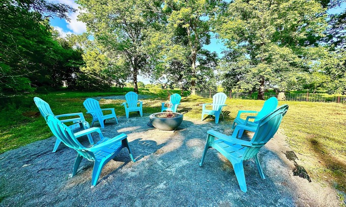Gladeville Casa | Home for 8 King Bed near BNA & Nashville SUP Speedway mins from Downtown