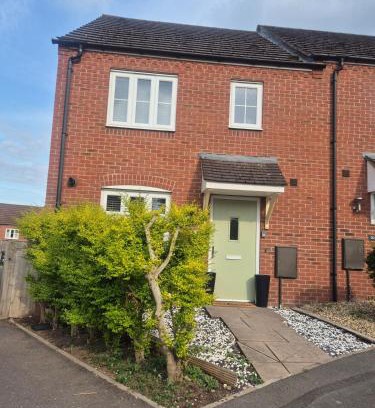 Burslem Casa | Home from home - ample parking