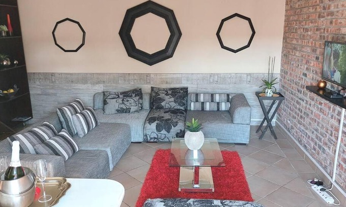 Port Elizabeth Apartamento | Home from Home - Self catering