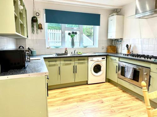 St Leonards-On-Sea Casa | Home from Home sleeps seven