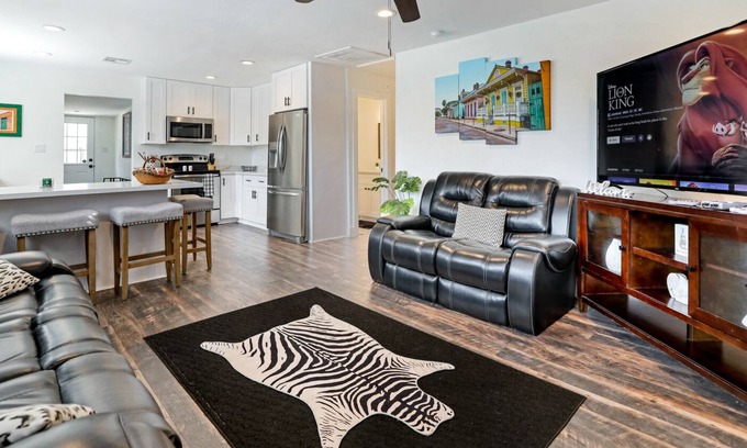 Kenner - Louis Armstrong International Airport Casa | Home in a quiet safe neighborhood mins to Nola & Airport KING BED.