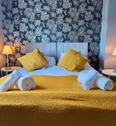 Keynsham Casa | Home in between Bath and Bristol - Sleeps 9 guests