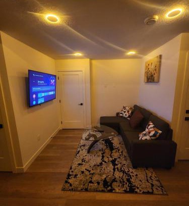 Northwest Calgary Apartamento | Home in Calgary
