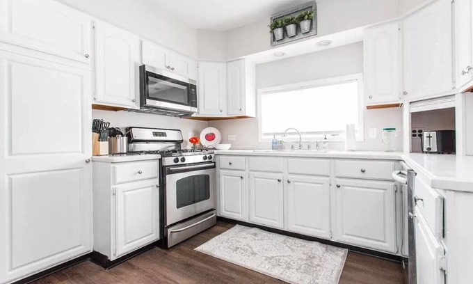 Libertyville Casa | Home in DT Libertyville great for Navy Graduations