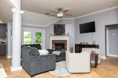 League City Casa | Home in League City, TX with firepit & grill