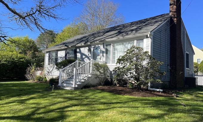 Mattapoisett Center Casa | Home in Mattapoisett Village, walk to beach, town, pub/Inn general store.