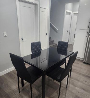 Northwest Calgary Apartamento | Home in Northwest Calgary