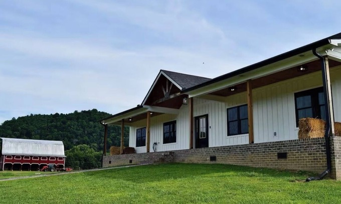 Gainesboro Casa | Home in the Country by the Roaring River