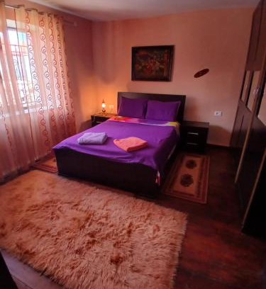 Korce Apartamento | Home in village