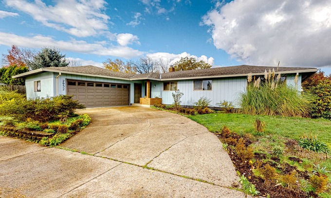 Albany Casa | Home near downtown with two living areas, patio, grill, streaming, & AC