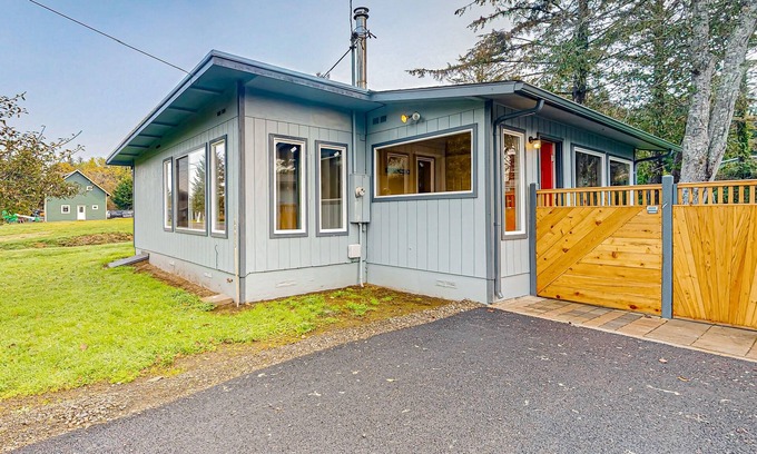 Coos Bay Casa | Home near the ocean with wood stove, large yard, washer/dryer, streaming, patio