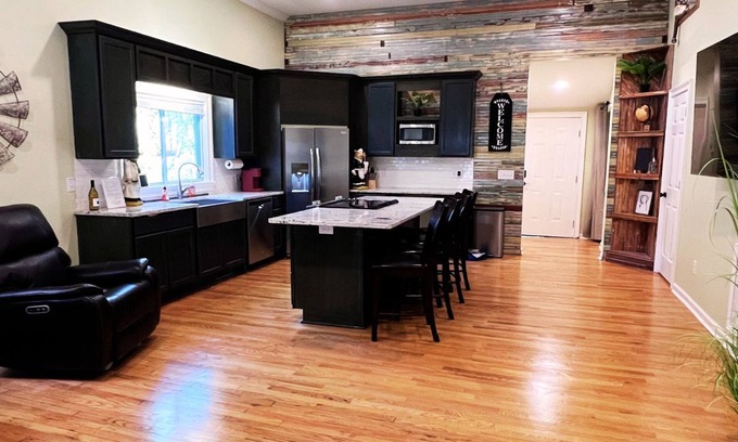 Columbia Casa | Home Near USC, Perfect for Families & Graduations - Deja Blues