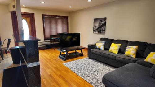 Canarsie Casa | Home office with Balcony