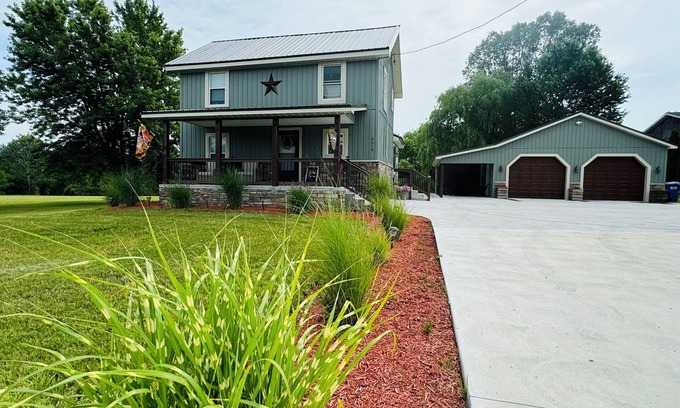 North East Otro | Home on 3 acres in the heart of wine country w/ gameroom. 5 min to Lake Erie.