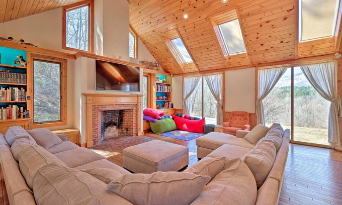 Manchester Center Casa | Home on 40 Acres and Game Room with PINBALL!