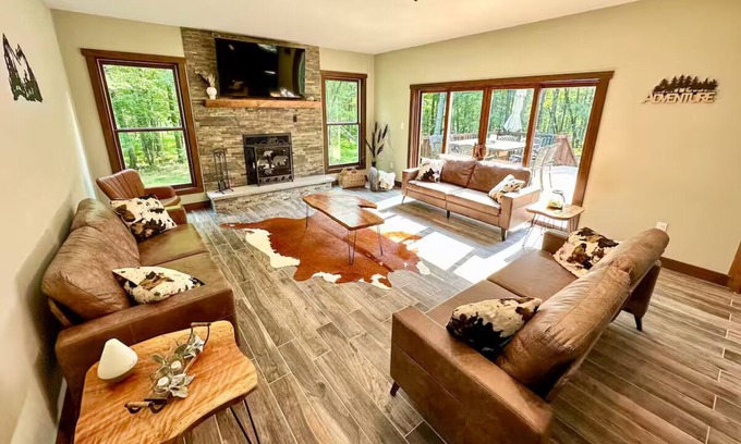 Wilkes-Barre Casa | Home on 6 Acres, Privacy Amazing-Hot Tub-Game Rm-Fire Pit-Sleeps 16