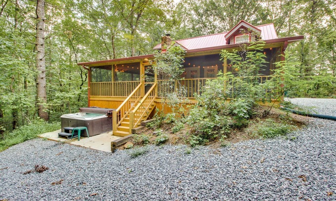 Sautee Nacoochee Cabina | En 8 acres de bosque w / un arroyo! Disfrutar de una bañera de hidromasaje privada, proyectado en la cubierta y parrilla