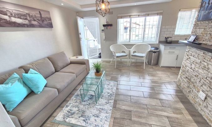 Ottery Apartamento | Home-on-Railway~A Lovely contemporary 2-bedroom apartment with WiFi in Cape Town