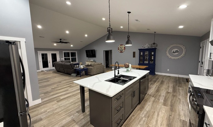Cadiz Casa | “Home On The Hill"nnThis new vacation rental will not disappoint! Lake front!