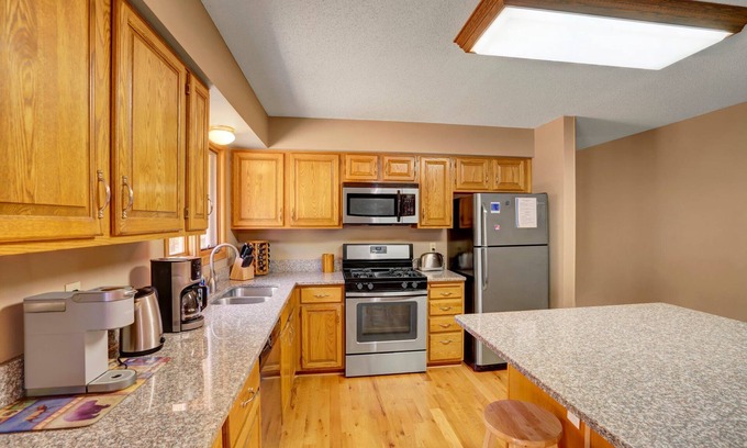 Woodbury Casa | 4 habitaciones en el lago Colby! Twin City Family & Group Getaway! Pasos del agua