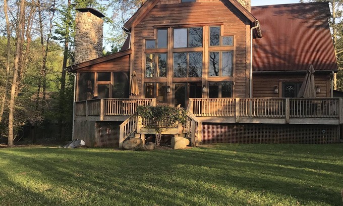 The Arbor Casa | Waterfront Lake James Home en Gated Arbors Community