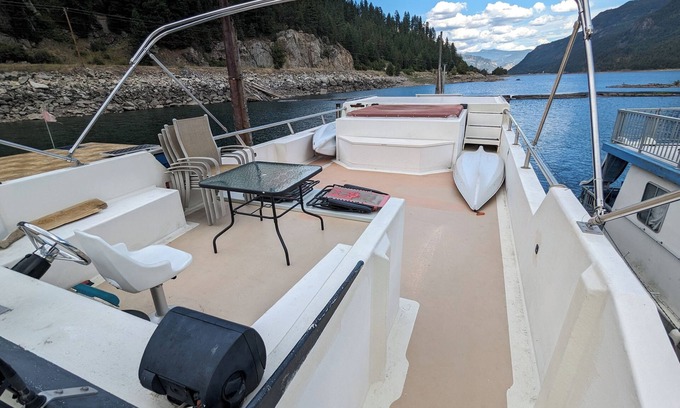 Robson Alquiler De Eote | Home ON THE WATER! This beautiful 6 bedroom home is perfect for making memories.