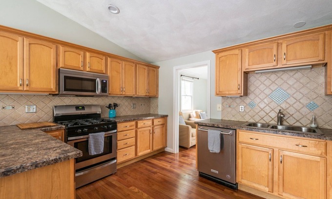 Narragansett Casa | Home one block to river w/ 2 FREE PADDLE BOARDS.10% weekly/ monthly Discount