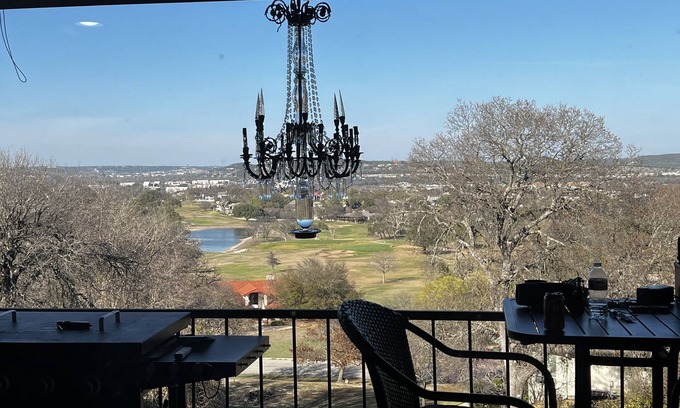 Kerrville Cama Y Desayuno | Home overlooks the city near epicenter of eclipse. Private Chef.