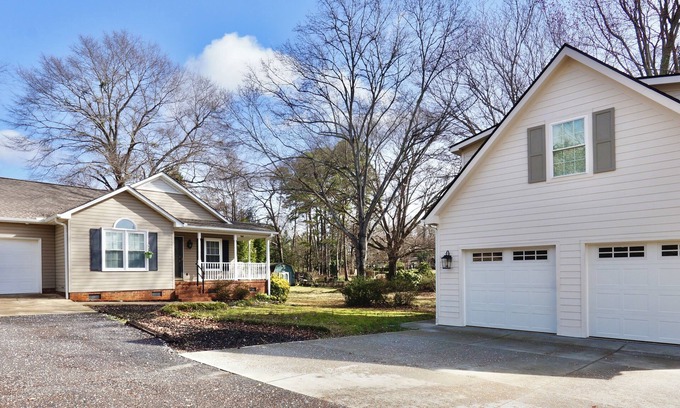 Greer Casa | Home Plus Apartment on Large, Quiet Lot Near GSP Airport, Greenville, Greer