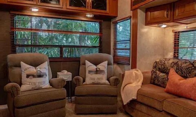 Greater Northdale Casa | Home + RV on beautiful Lake