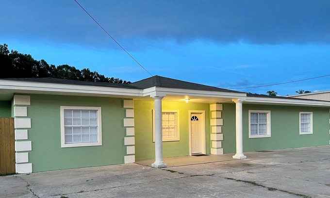 New Iberia Casa | Home sweet home new Iberia. Pet friendly.