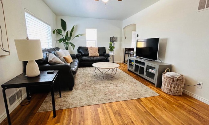 South Boise Village Casa | Home Sweet Idahome, feels like home with all the decor you wish you could afford King bed in master, fully fenced dog friendly yard, a few blocks from BSU and downtown Boise, Your perfect stay!