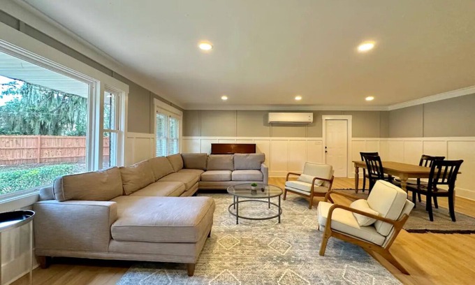 Shell Point Casa | Home Under The Oaks - 3 bedroom - 2 bath - 2 Miles to Parris Island!