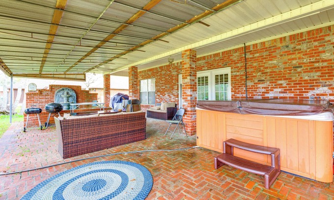 Ocean Springs Casa | Home w/ Large Yard + Pond On-Site: 15 Mi to Biloxi