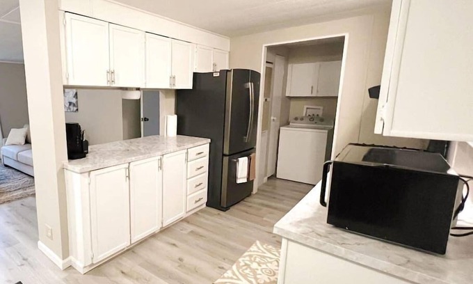 Leo-Cedarville Casa | Home w/Master King Suite And Garage