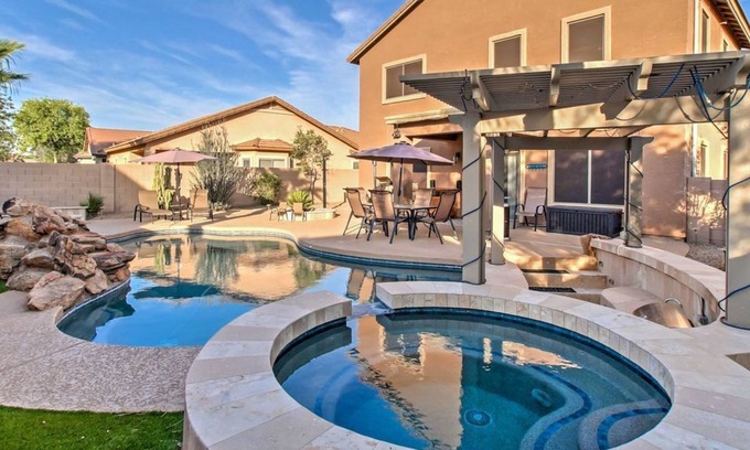 Copper Basin Casa | Casa de San Tan Valley con piscina en el patio y jacuzzi