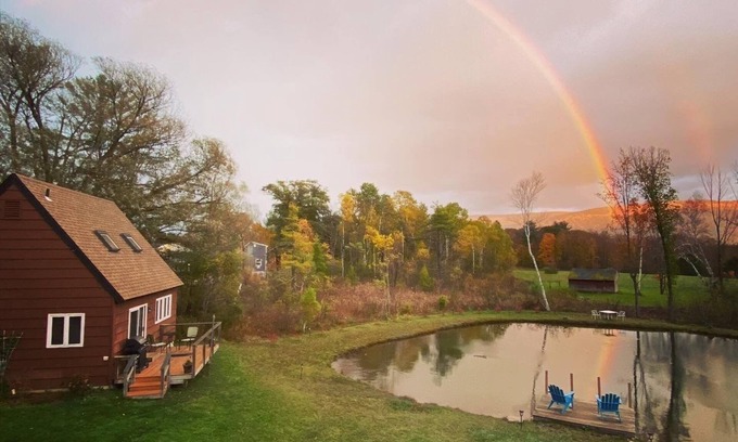 Manchester Cabaña | Home with a spring-fed pond and mountain view.