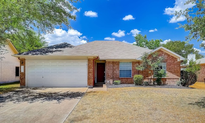 Round Rock Casa | Home with backyard, central AC, & washer/dryer - drive minutes to downtown