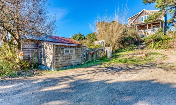 Florence Cabaña | ¡Casa para perros con cabaña de invitados, bañera de hidromasaje privada y acceso cercano a la playa!