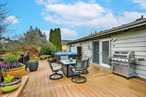 Picnic Point-North Lynnwood Casa | Home with Hot Tub 7 Mi to Edmonds Waterfront!