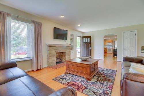 Williamstown Casa | Home with Hot Tub and Deck about 3 Mi to Ark Encounter!