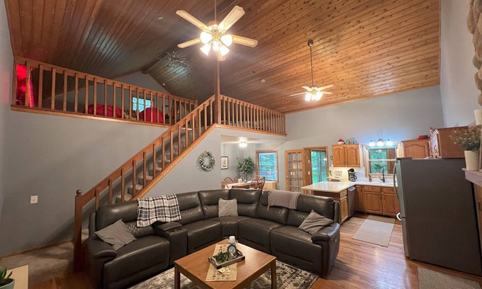 Amery Casa | Home with Lake Access and 2023 Tri-toon available to rent