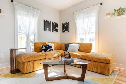 Downtown Casa | Home with Private Backyard 3 mins to Downtown Raleigh!