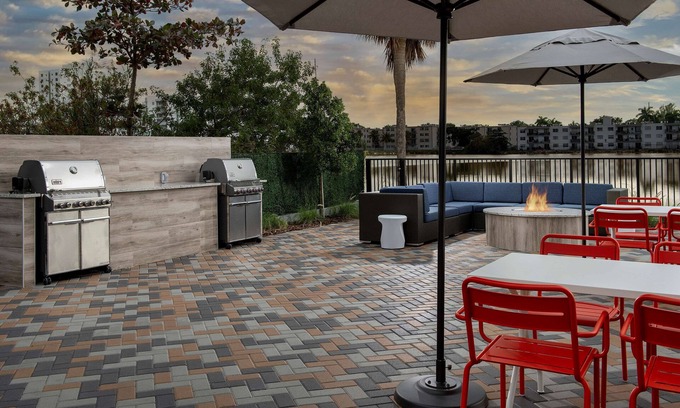 Ludlam Hotel | Home2 Suites by Hilton Miami Airport South Blue Lagoon