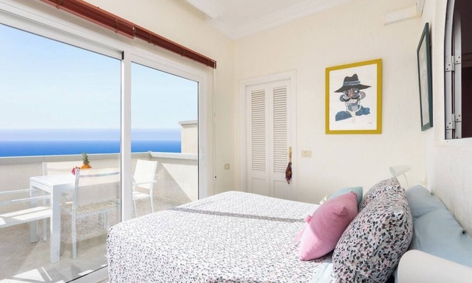 Santa Cruz de Tenerife Apartamento | Home2Book Beach Front Las Gaviotas